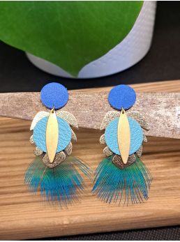 Puces cuir bleu cuir, feuille monstera et plume de paon.