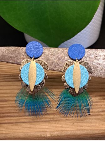 Puces cuir bleu cuir, feuille monstera et plume de paon.