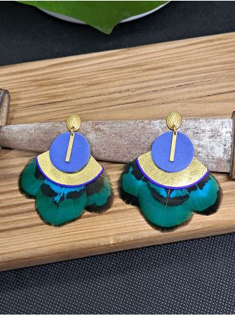 Série "plumes" et cuir.