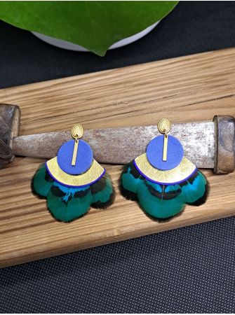 Série "plumes" et cuir.