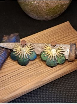 Boucles avec plumes vert canard.