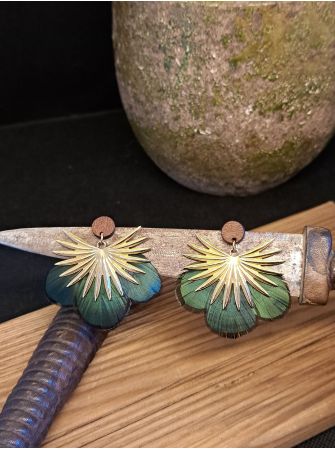 Boucles avec plumes vert canard.