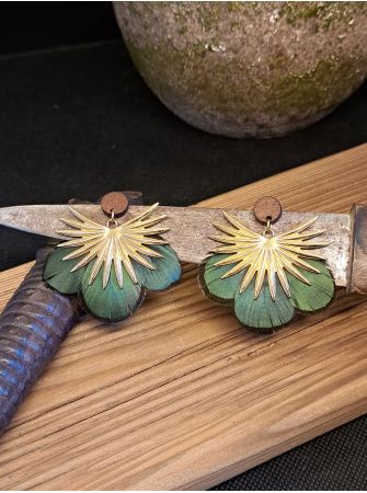 Boucles avec plumes vert canard.