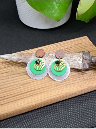 Puces en bois, coquillage et breloque.