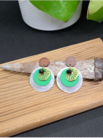 Puces en bois, coquillage et breloque.