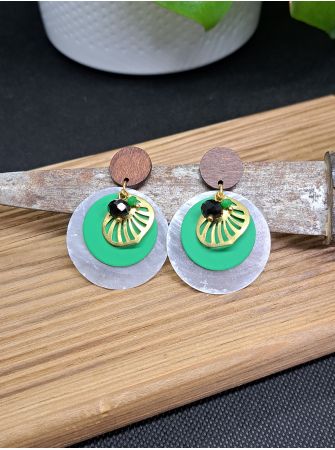 Puces en bois, coquillage et breloque.