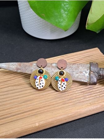 Puces en bois, coquillage et perles.