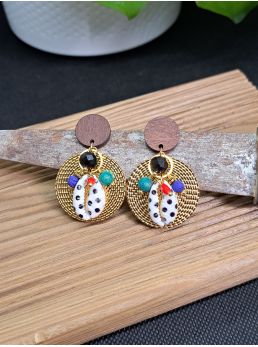 Puces en bois, coquillage et perles.