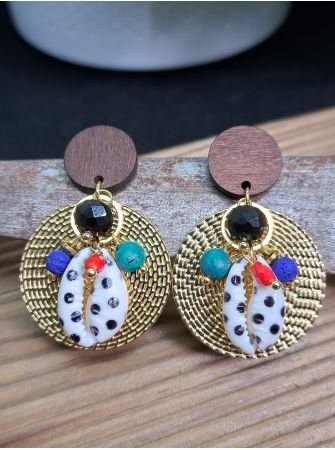 Puces en bois, coquillage et perles.