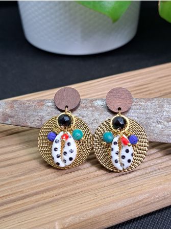 Puces en bois, coquillage et perles.