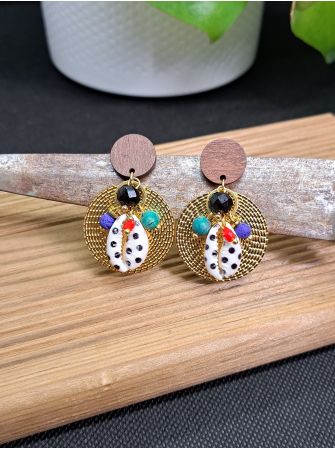 Puces en bois, coquillage et perles.