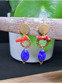 Dormeuses, corail et breloque.