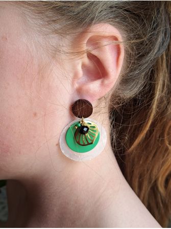 Puces en bois, coquillage et breloque.