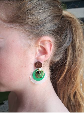 Puces en bois, coquillage et breloque.