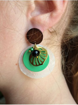 Puces en bois, coquillage et breloque.