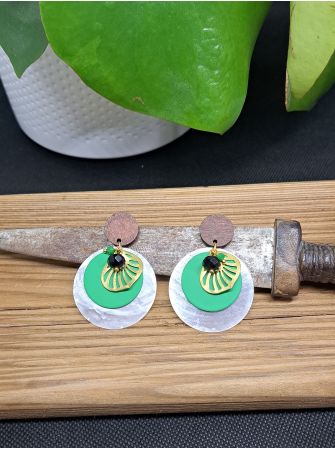 Puces en bois, coquillage et breloque.