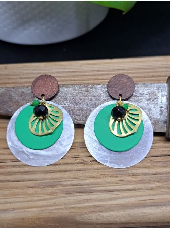 Puces en bois, coquillage et breloque.