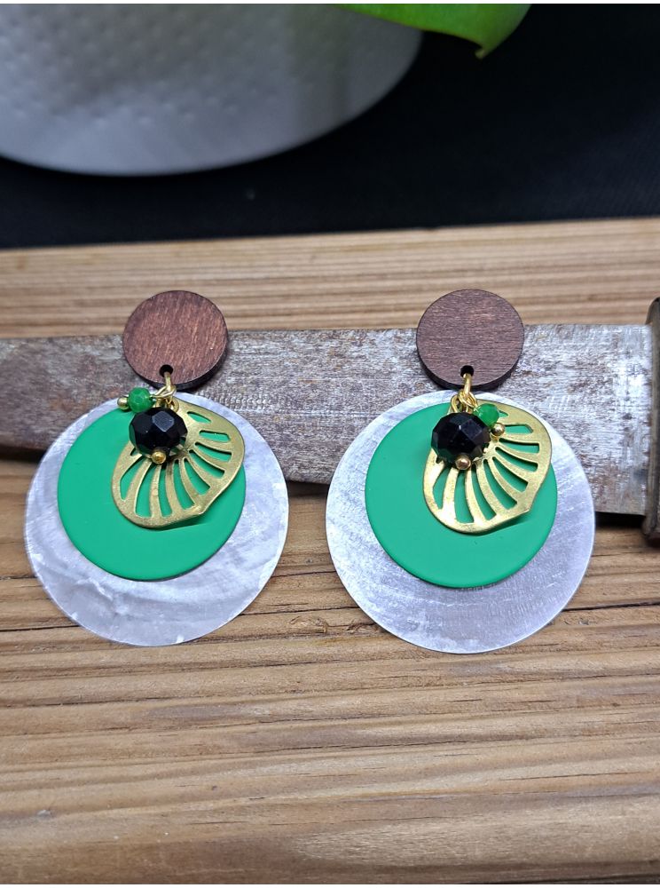 Puces en bois, coquillage et breloque. Puces en bois, coquillage et breloque.