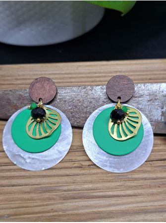 Puces en bois, coquillage et breloque.