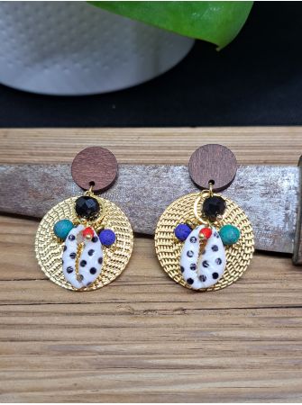 Puces en bois, coquillage et perles.