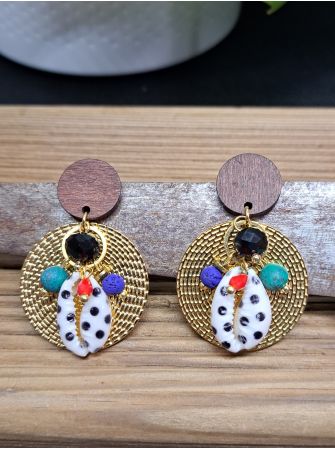 Puces en bois, coquillage et perles.