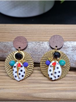 Puces en bois, coquillage et perles.