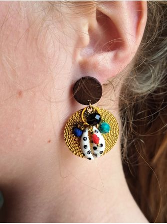 Puces en bois, coquillage et perles.