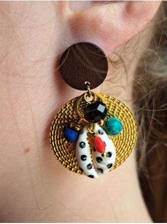 Puces en bois, coquillage et perles.