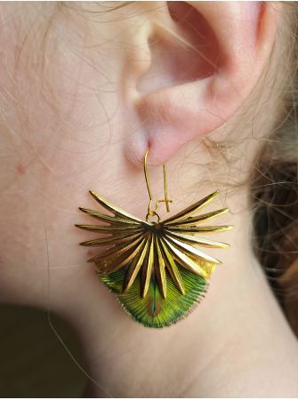 Boucles plumes et cuir.