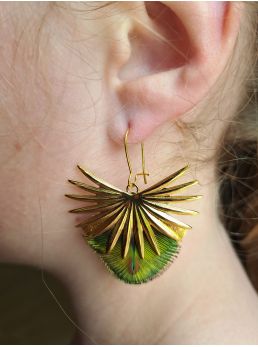 Boucles plumes et cuir.