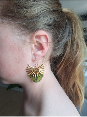 Boucles plumes et cuir.