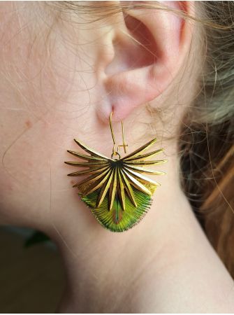 Boucles plumes et cuir.