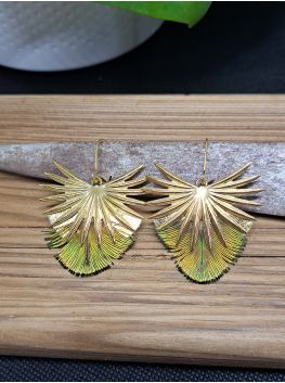 Boucles plumes et cuir.