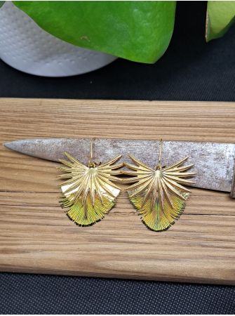 Boucles plumes et cuir.