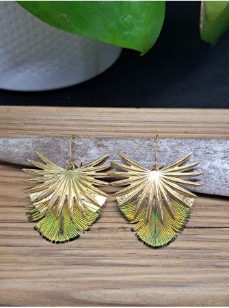 Boucles plumes et cuir.