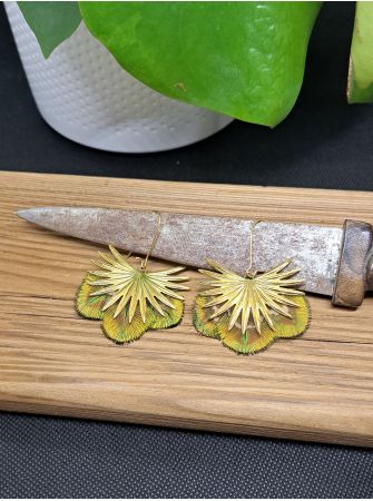 Boucles avec plumes.