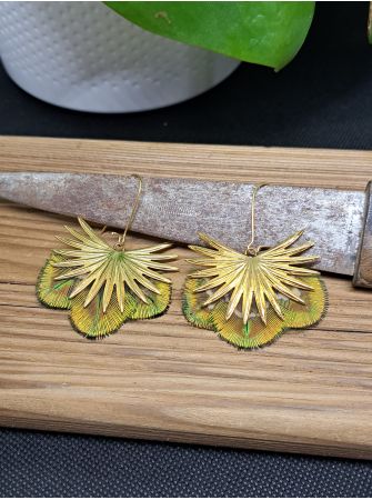 Boucles avec plumes.