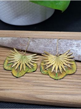 Boucles avec plumes.