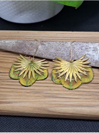 Boucles avec plumes.