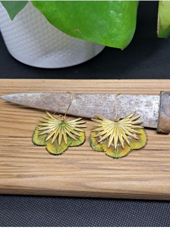 Boucles avec plumes.