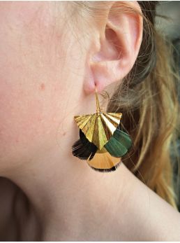 Boucles avec plumes.