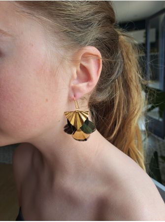 Boucles avec plumes.