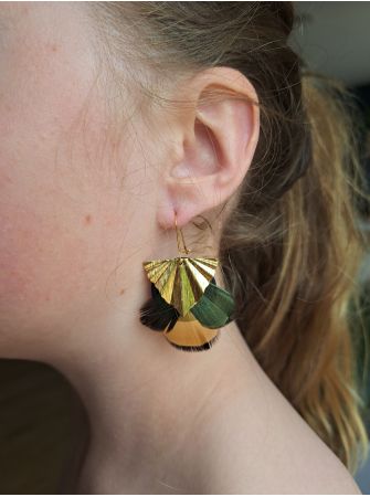 Boucles avec plumes.