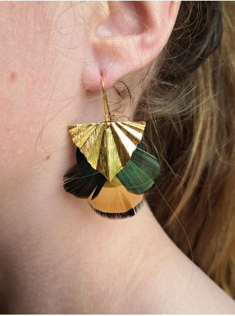 Boucles avec plumes.