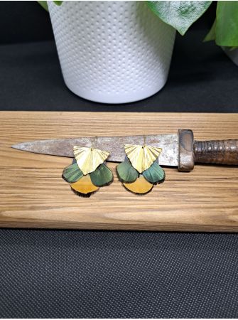 Boucles avec plumes.