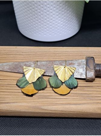 Boucles avec plumes.