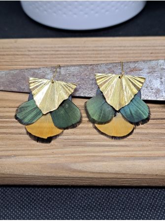 Boucles avec plumes.