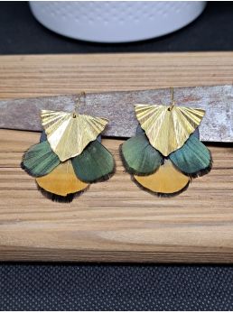 Boucles avec plumes.