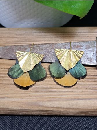 Boucles avec plumes.