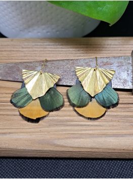 Boucles avec plumes.